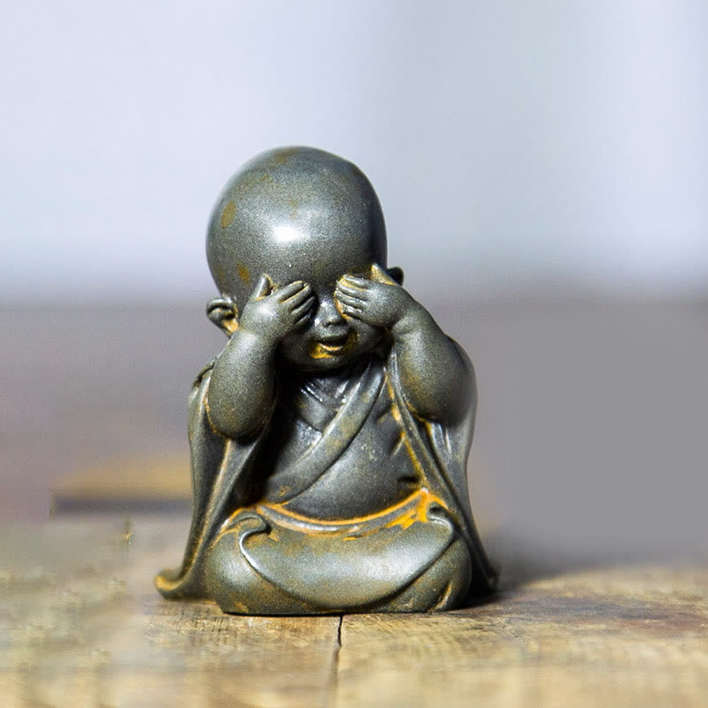 Buddha Stones Mały Medytujący Mnich Żelazo Proszek Rdza Odlew Żywicy Statuetka Dekoracja Biurka - Mnich zakrywający oczy 6,5*5 cm - image 7