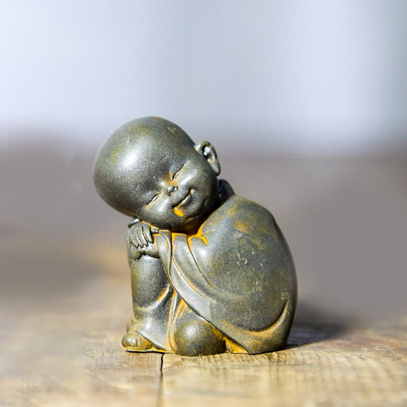 Buddha Stones Mały Medytujący Mnich Żelazo Proszek Rdza Odlew Żywicy Statuetka Dekoracja Biurka