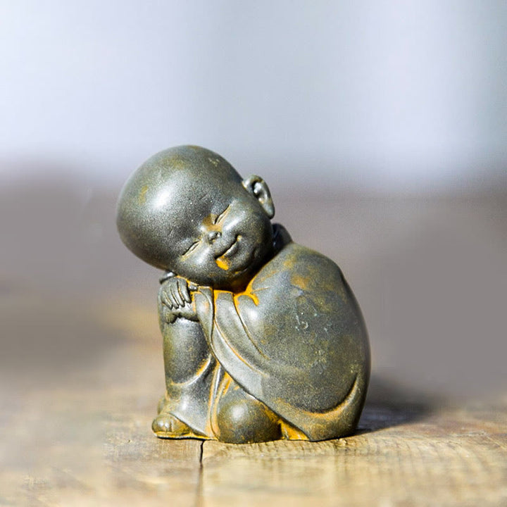 Buddha Stones Mały Medytujący Mnich Żelazo Proszek Rdza Odlew Żywicy Statuetka Dekoracja Biurka