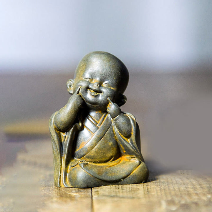 Buddha Stones Mały Medytujący Mnich Żelazo Proszek Rdza Odlew Żywicy Statuetka Dekoracja Biurka - Uroczy mnich 6,2*4,7 cm - image 10