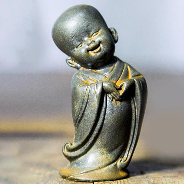 Buddha Stones Mały Medytujący Mnich Żelazo Proszek Rdza Odlew Żywicy Statuetka Dekoracja Biurka - Mnich tworzący serce 8*3,5 cm - image 12