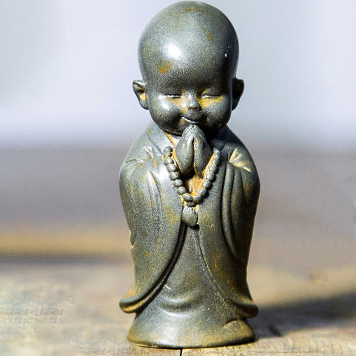 Buddha Stones Mały Medytujący Mnich Żelazo Proszek Rdza Odlew Żywicy Statuetka Dekoracja Biurka - Medytujący mnich stojący 8*3,5 cm - image 13