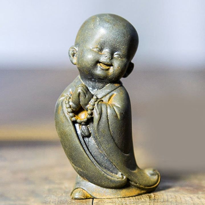 Buddha Stones Mały Medytujący Mnich Żelazo Proszek Rdza Odlew Żywicy Statuetka Dekoracja Biurka - Mnich ze złożonymi dłońmi 8*4,4 cm - image 15