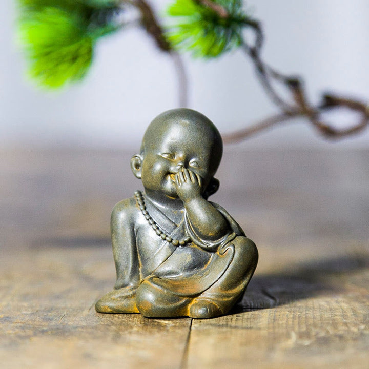Buddha Stones Mały Medytujący Mnich Żelazo Proszek Rdza Odlew Żywicy Statuetka Dekoracja Biurka - image 3