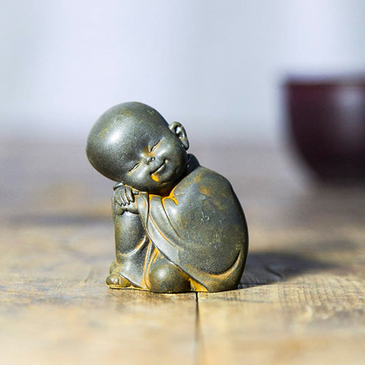 Buddha Stones Mały Medytujący Mnich Żelazo Proszek Rdza Odlew Żywicy Statuetka Dekoracja Biurka