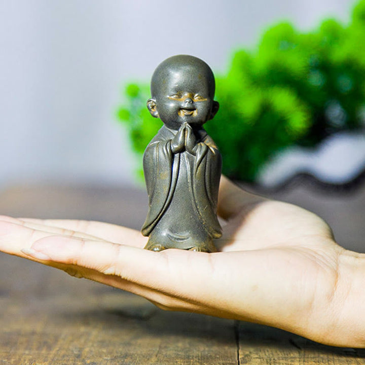 Buddha Stones Mały Medytujący Mnich Żelazo Proszek Rdza Odlew Żywicy Statuetka Dekoracja Biurka