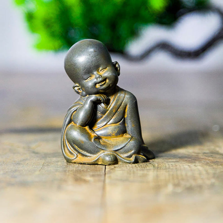 Buddha Stones Mały Medytujący Mnich Żelazo Proszek Rdza Odlew Żywicy Statuetka Dekoracja Biurka