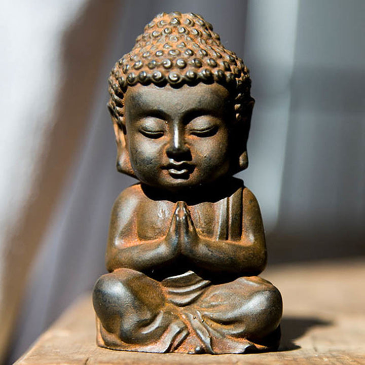 Buddha Stones Ręcznie Robione Mały Budda Siakjamuni Żelazo Proszek Rdza Odlew Żywicy Dekoracja Statuy - Wersja Rust - Modlący się Budda 9*5,5 cm - image 9