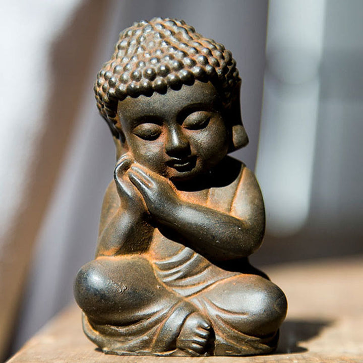 Buddha Stones Ręcznie Robione Mały Budda Siakjamuni Żelazo Proszek Rdza Odlew Żywicy Dekoracja Statuy - Wersja Rust - Budda opierający brodę 9*5,5 cm - image 11