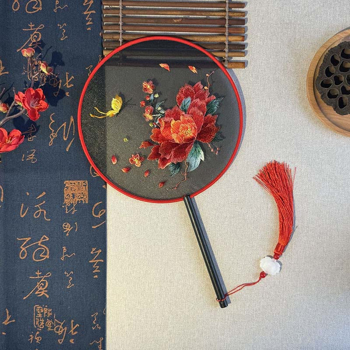 Buddha Stones Kwiaty Piwonii Motyl Haftowany Ręczny Drewniany Uchwyt Wentylatora