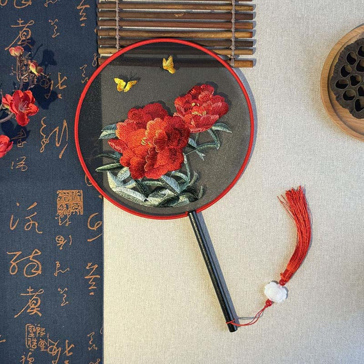 Buddha Stones Kwiaty Piwonii Motyl Haftowany Ręczny Drewniany Uchwyt Wentylatora