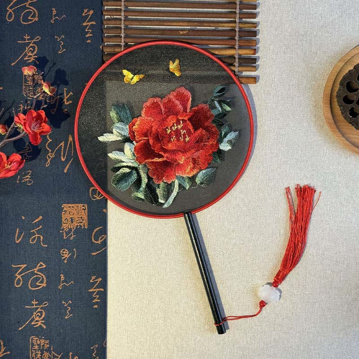 Buddha Stones Kwiaty Piwonii Motyl Haftowany Ręczny Drewniany Uchwyt Wentylatora