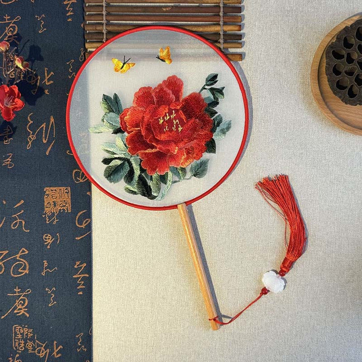 Buddha Stones Kwiaty Piwonii Motyl Haftowany Ręczny Drewniany Uchwyt Wentylatora