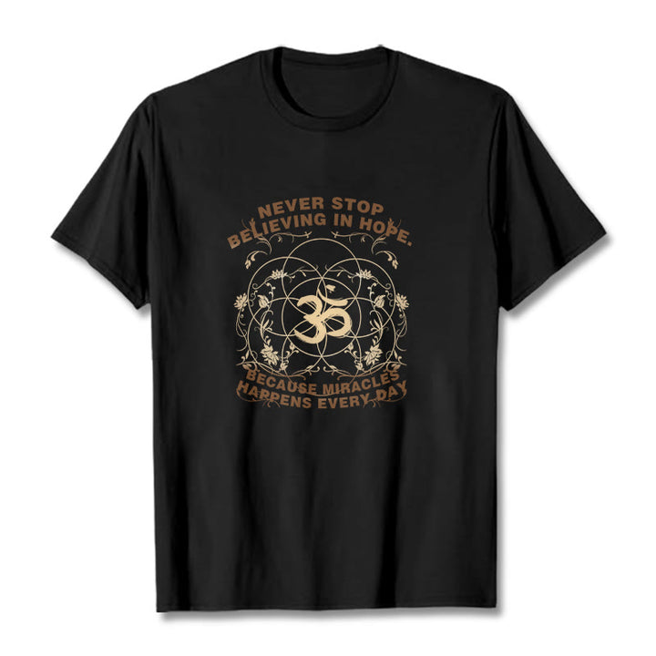 Buddha Stones Nigdy Nie Przestają Wierzyć W Nadzieję Om Lotus Design Bawełniana Koszulka T-shirt - Czarny - 2XL - image 1