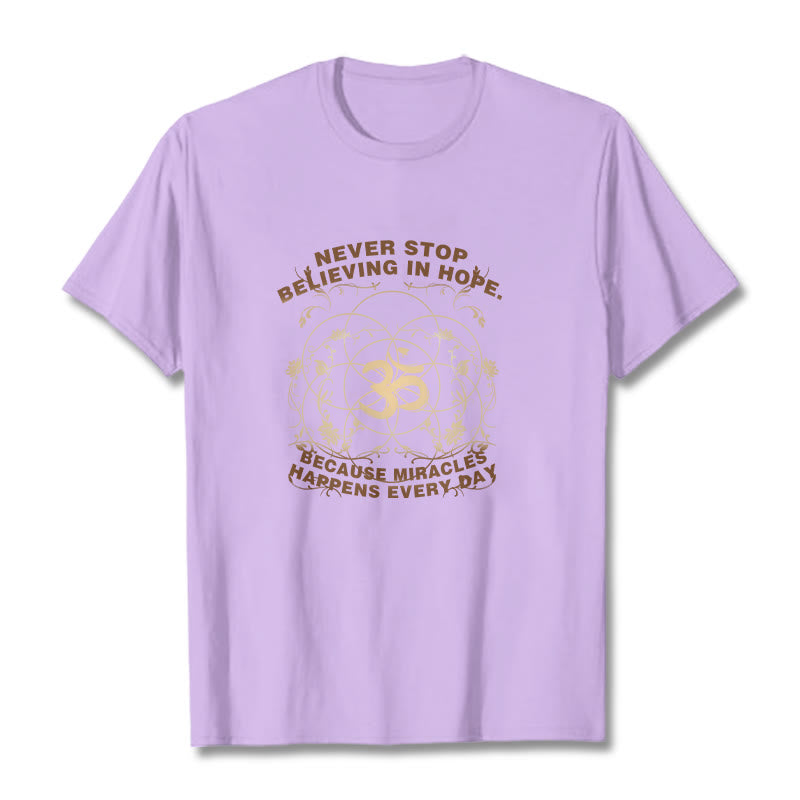 Buddha Stones Nigdy Nie Przestają Wierzyć W Nadzieję Om Lotus Design Bawełniana Koszulka T-shirt - Śliwka - 2XL - image 17