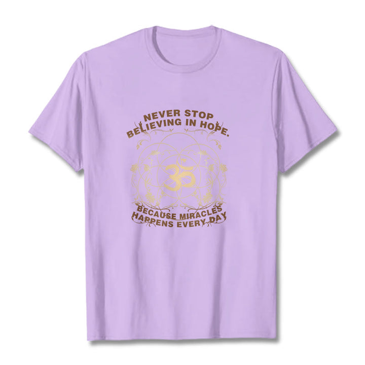 Buddha Stones Nigdy Nie Przestają Wierzyć W Nadzieję Om Lotus Design Bawełniana Koszulka T-shirt - Śliwka - 2XL - image 17
