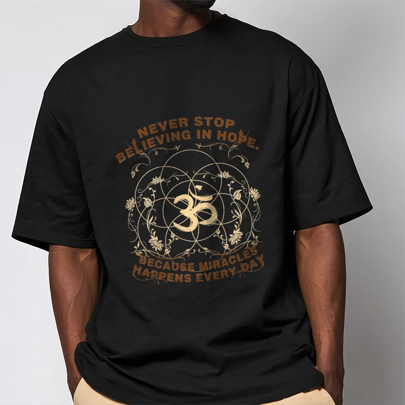 Buddha Stones Nigdy Nie Przestają Wierzyć W Nadzieję Om Lotus Design Bawełniana Koszulka T-shirt - image 3