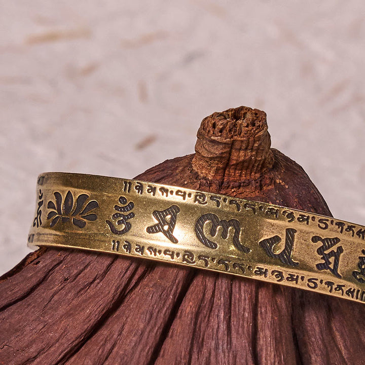 Buddha Stones Sześć Prawdziwych Słów 'om Mani Padme Hum' Sutra Serca Lotos Miedź Mosiądz Pokojowa Bransoletka Mankiet Bangle