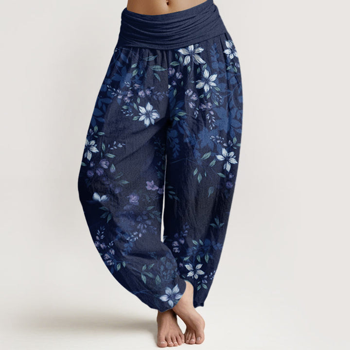 Damskie spodnie haremowe z elastyczną talią i bawełnianymi, małymi, białymi kwiatami i zielonymi liśćmi w kształcie Buddha Stones - MidnightBlue - US22, UK/AU26, EU54 (6XL) - image 4