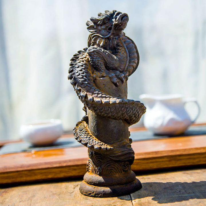 Buddha Stones Ręcznie Latający Smok Wokół Filary Żelazo Proszek Rdza Odlew Żywicy Statua Dekoracja Domu - Wersja rdzawa 20*10*8cm - image 0