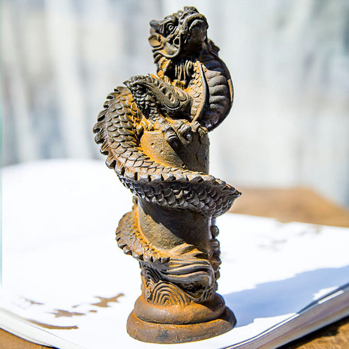 Buddha Stones Ręcznie Latający Smok Wokół Filary Żelazo Proszek Rdza Odlew Żywicy Statua Dekoracja Domu