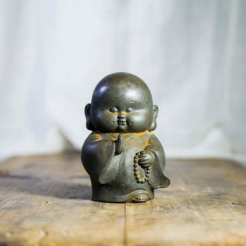 Buddha Stones Ręcznie Robione Mały Mnich Żelazo Proszek Rdza Odlew Żywicy Statuetka Dekoracja Domu - Wersja rdzawa 12,7*8,3 cm - image 0