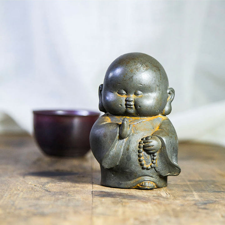 Buddha Stones Ręcznie Robione Mały Mnich Żelazo Proszek Rdza Odlew Żywicy Statuetka Dekoracja Domu - image 3