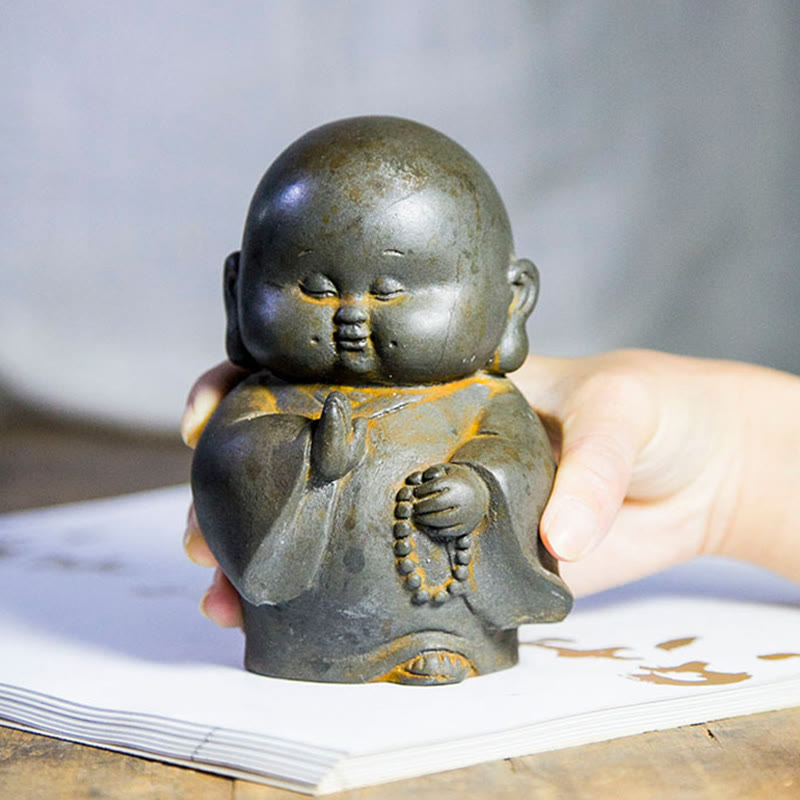 Buddha Stones Ręcznie Robione Mały Mnich Żelazo Proszek Rdza Odlew Żywicy Statuetka Dekoracja Domu