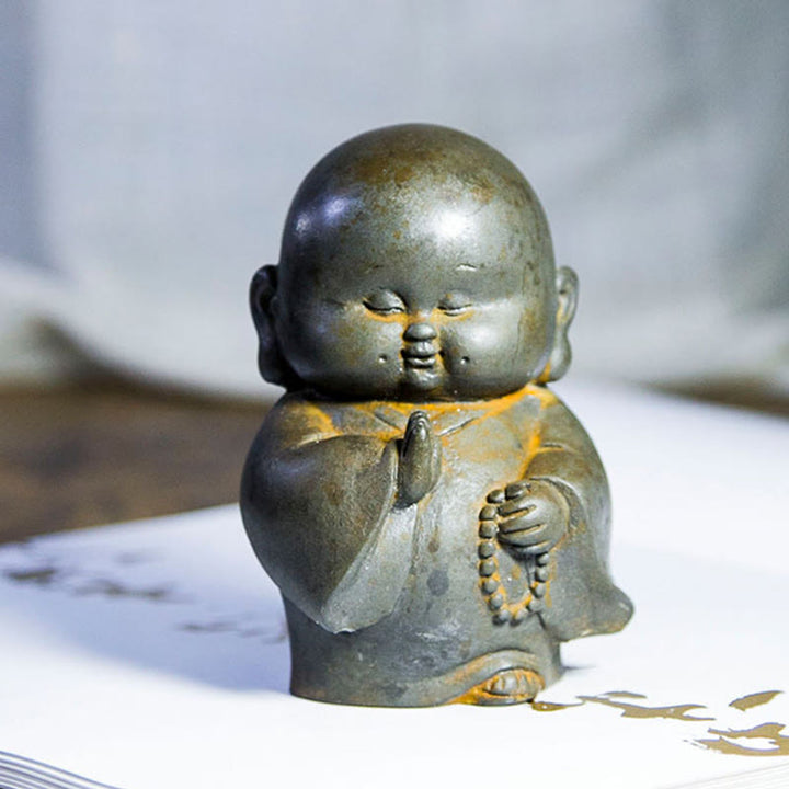 Buddha Stones Ręcznie Robione Mały Mnich Żelazo Proszek Rdza Odlew Żywicy Statuetka Dekoracja Domu