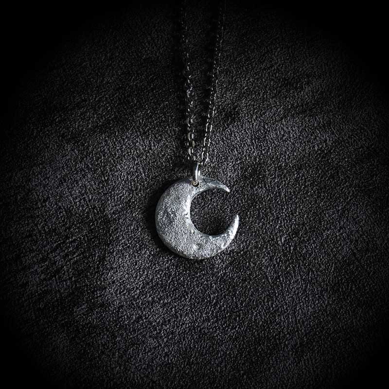 Naszyjnik z wisiorkiem Moon Balance z Buddha Stones 999