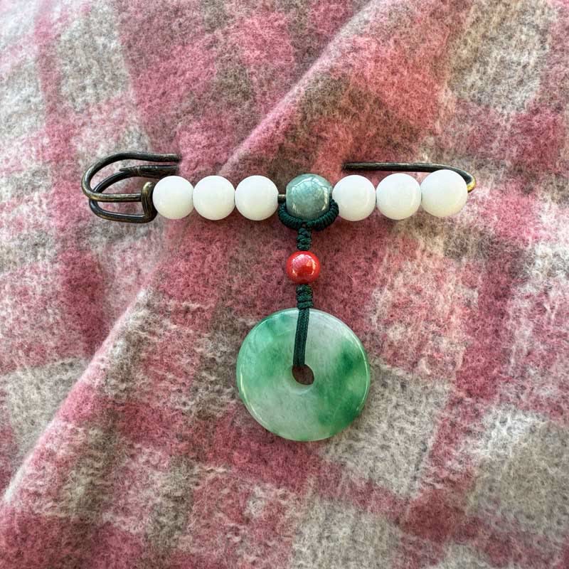 Broszka z klamrą pokoju z Buddha Stones Bodhi Seed z jadeitu