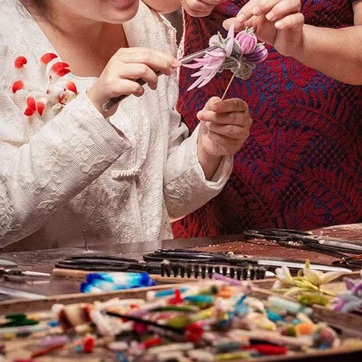 Buddha Stones ręcznie robione Yangzhou Aksamitne Kwiaty Morwy Jedwabny Broszka Liść Miłorzębu