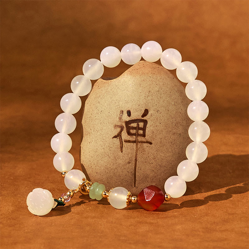 Bransoletka z Buddha Stones, białego agatu, czerwonego agatu i zawieszki na strąku lotosu