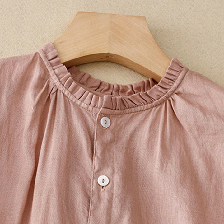 Sukienka midi damska z bawełny i lnu "Buddha Stones" z prostym, prostym zapięciem na guziki, falbaną przy dekolcie i krótkim rękawem - image 15