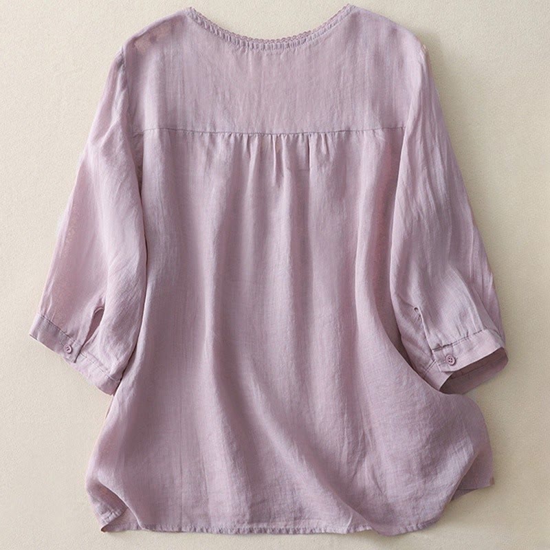 Koszula damska z haftem „Buddha Stones” z dekoltem w serek i krótkim rękawem, wykonana z bawełny i lnu - image 2