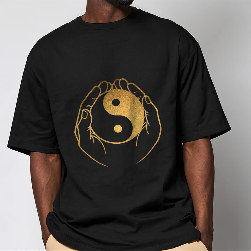 Buddha Stones Trzymające Złotą Koszulkę Yin Yang - image 1