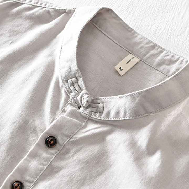 Koszula męska z krótkim rękawem z bawełny i lnu "Buddha Stones" w jednolitym kolorze, z kołnierzykiem stójkowym i półguzikami - image 2