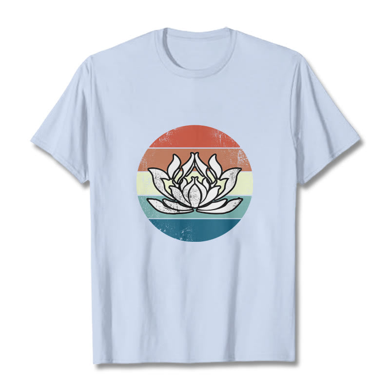 Koszulka z nadrukiem Buddha Stones Kwitnący Lotos Kolorowy Pasiasty Wzór Bawełniany T-shirt - Jasnoniebieski - 2XL - image 18