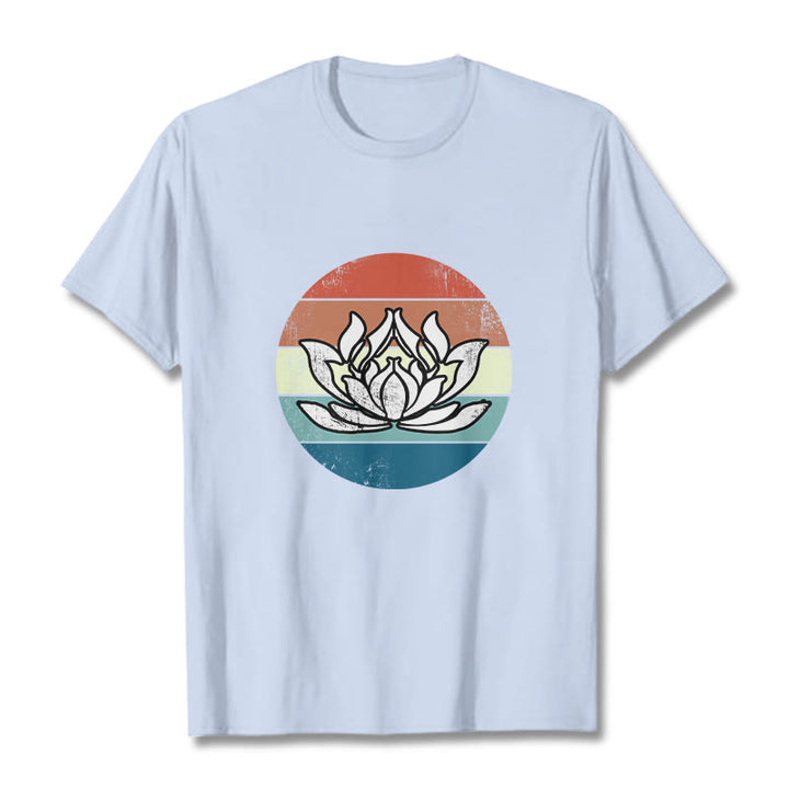 Koszulka z nadrukiem Buddha Stones Kwitnący Lotos Kolorowy Pasiasty Wzór Bawełniany T-shirt - Jasnoniebieski - 2XL - image 18