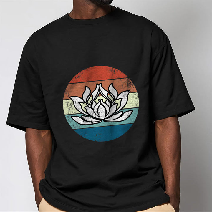 Koszulka z nadrukiem Buddha Stones Kwitnący Lotos Kolorowy Pasiasty Wzór Bawełniany T-shirt - image 2