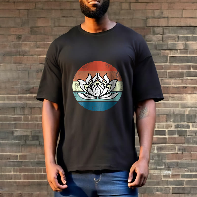 Koszulka z nadrukiem Buddha Stones Kwitnący Lotos Kolorowy Pasiasty Wzór Bawełniany T-shirt - image 3
