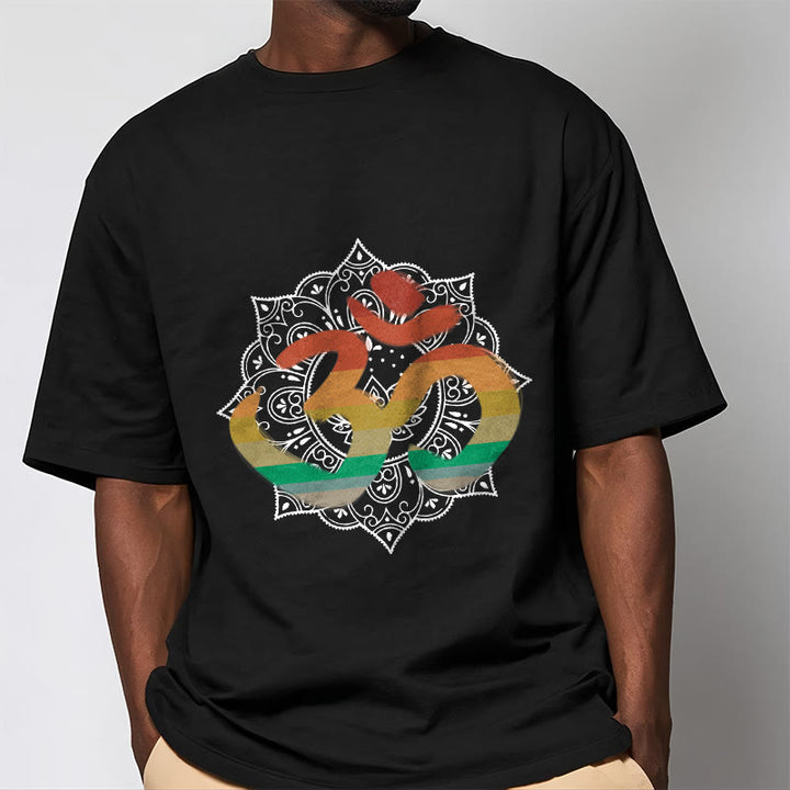 Buddha Stones Gradient-kolorowy Om Sanskryt Mandala Tło Wzór Bawełniana Koszulka T-shirt - image 9