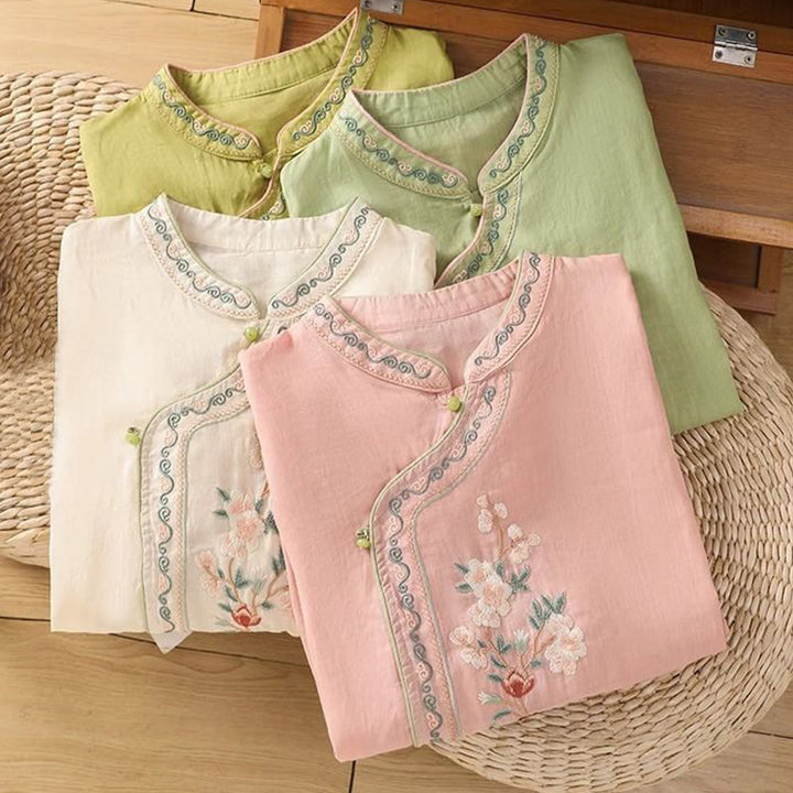 Koszula damska z bawełny i lnu z haftem kwiatowym w stylu etnicznym i kołnierzykiem ze stójką i guzikami w kształcie żaby - image 9