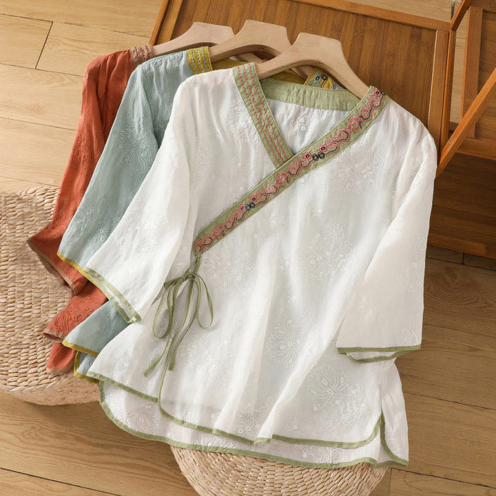 Koszula damska z bawełny i lnu z dekoltem w serek z motywem kamieni Buddha Stones w stylu vintage, z haftem roślinnym i kwiatowym - image 24