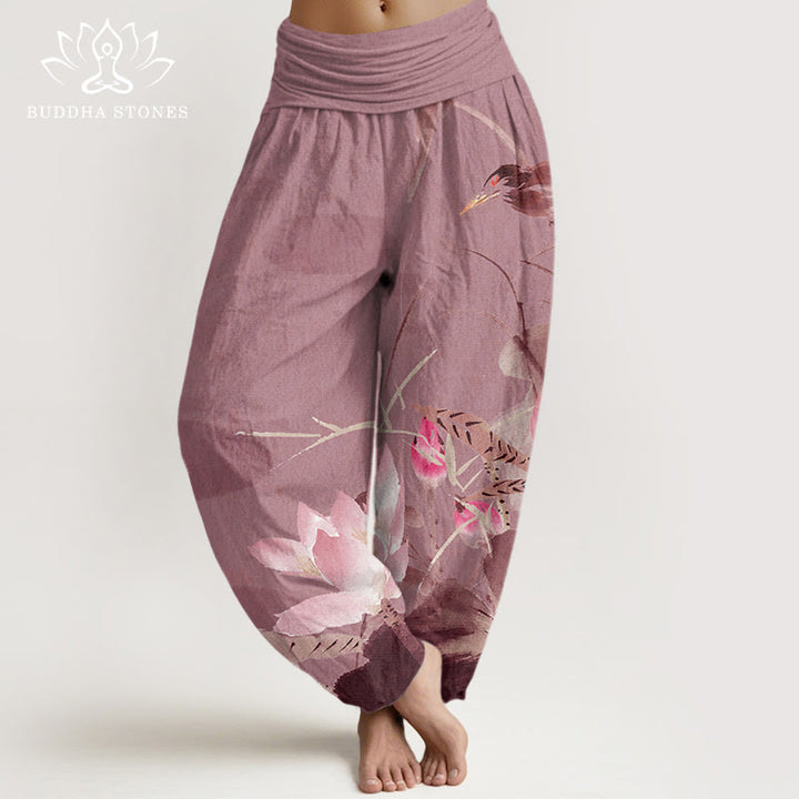Damskie spodnie haremowe z elastyczną talią i bawełnianymi, różowymi Buddha Stones lotosu i wzorem ptaków - Bladofioletowoczerwony - US22, UK/AU26, EU54 (6XL) - image 7