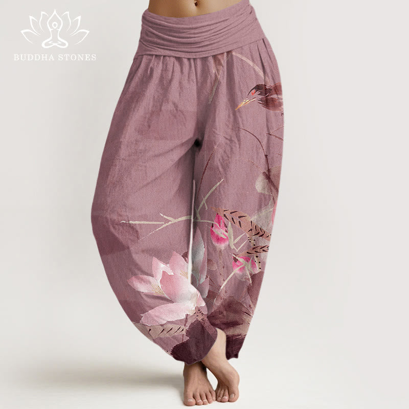 Damskie spodnie haremowe z elastyczną talią i bawełnianymi, różowymi Buddha Stones lotosu i wzorem ptaków - Bladofioletowoczerwony - US22, UK/AU26, EU54 (6XL) - image 7