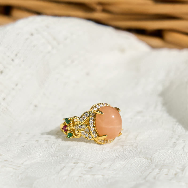 Pierścionek uspokajający z Buddha Stones w stylu vintage z czterema liśćmi i wzorem kwiatów brzoskwiniowych z kamieniem księżycowym