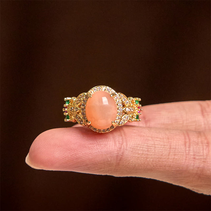 Pierścionek uspokajający z Buddha Stones w stylu vintage z czterema liśćmi i wzorem kwiatów brzoskwiniowych z kamieniem księżycowym