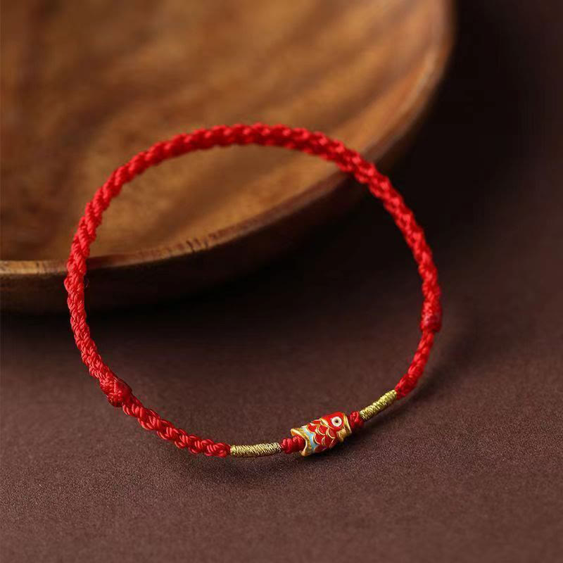Bransoletka z ręcznie plecionego czerwonego sznurka z motywem ryb Koi w Buddha Stones
