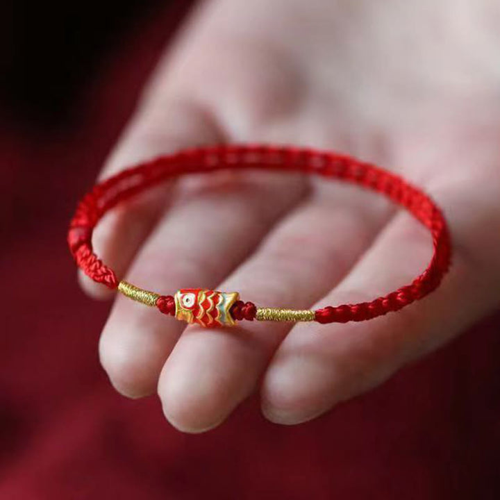 Bransoletka z ręcznie plecionego czerwonego sznurka z motywem ryb Koi w Buddha Stones
